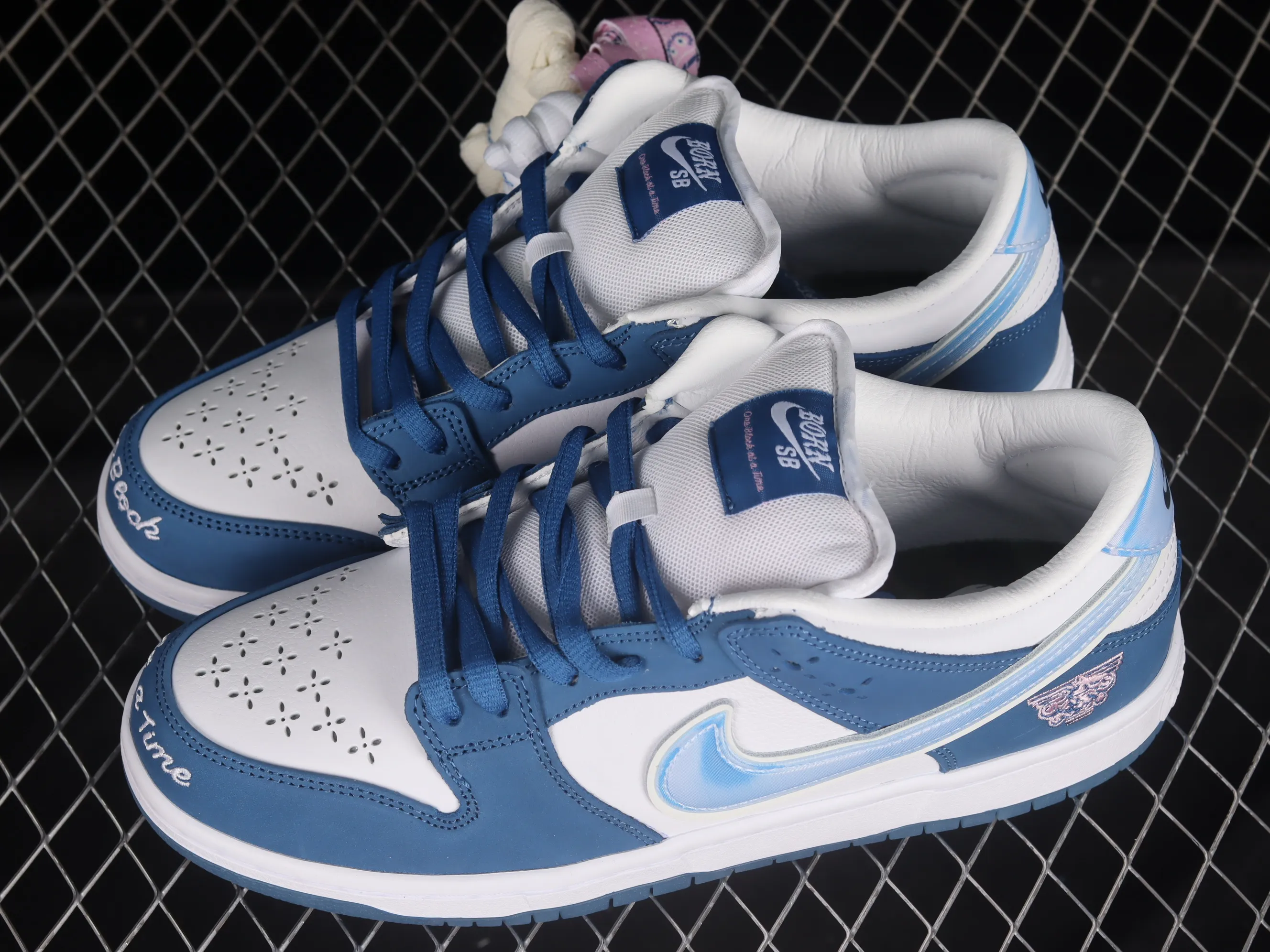 All Categories Nk SB Dunk Series Nk SB Dunk Low Low-top sneakers Pure original version Born x Raised x Nk SB Dunk American street style Joint model SB low-top sports and leisure sneakers FN7819-400